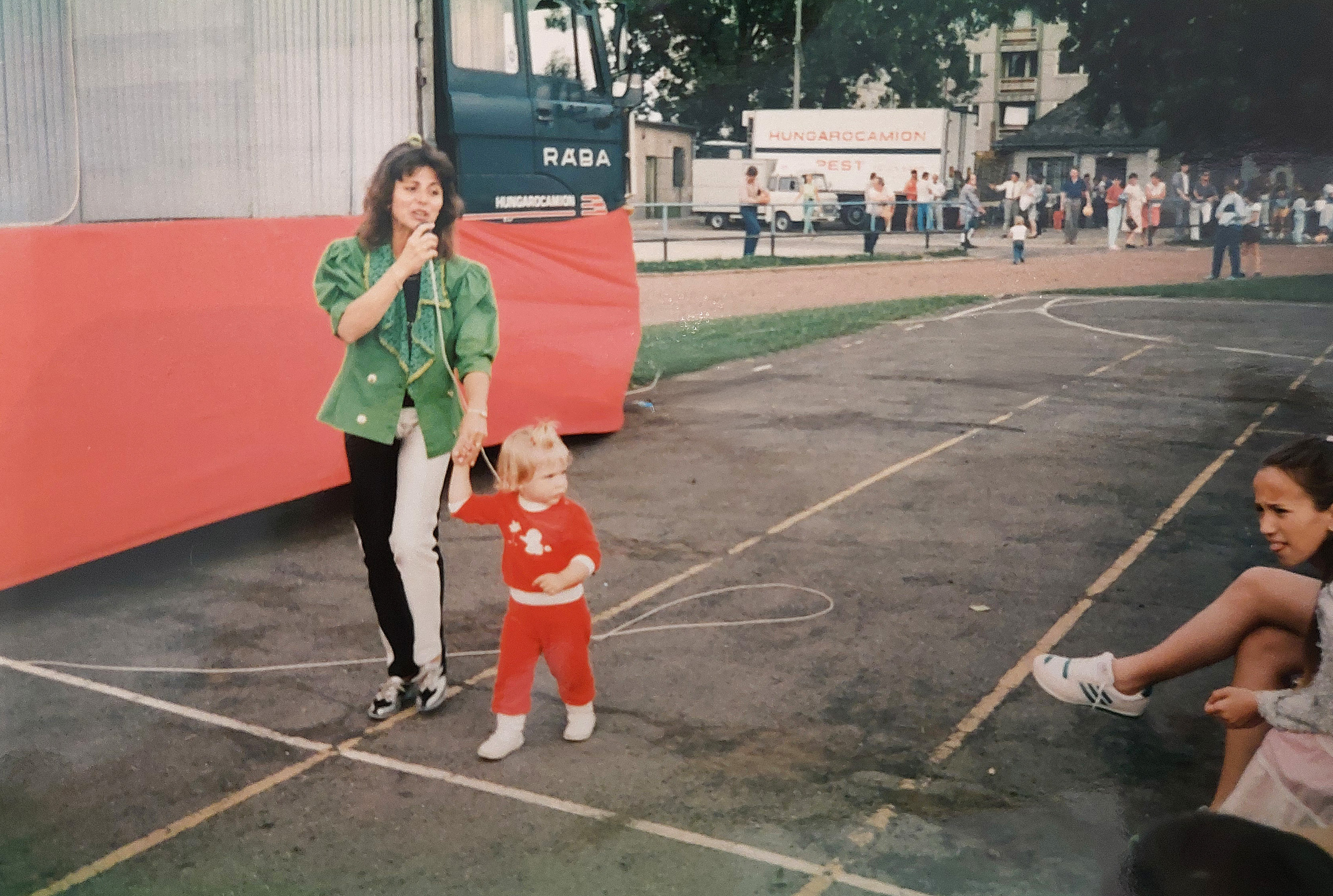 Éva és Lilla egy fellépésen