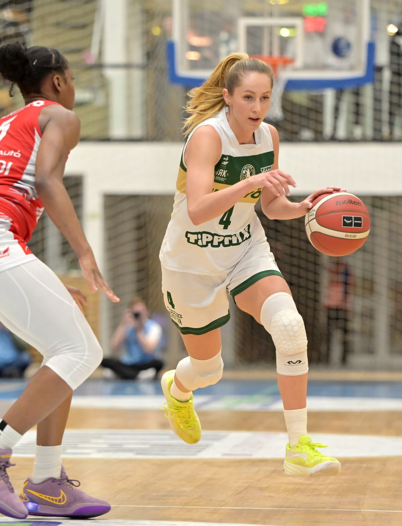 Földön fekve rúgott bele ellenfelébe a Győr csapatkapitánya, videón a súlyos sportszerűtlenség