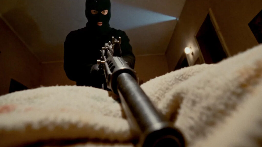 Maszkos férfi fegyverrel