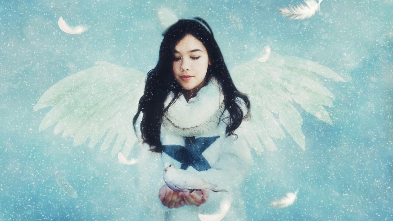 Angyallány szárnyakkal és fehér galambbal