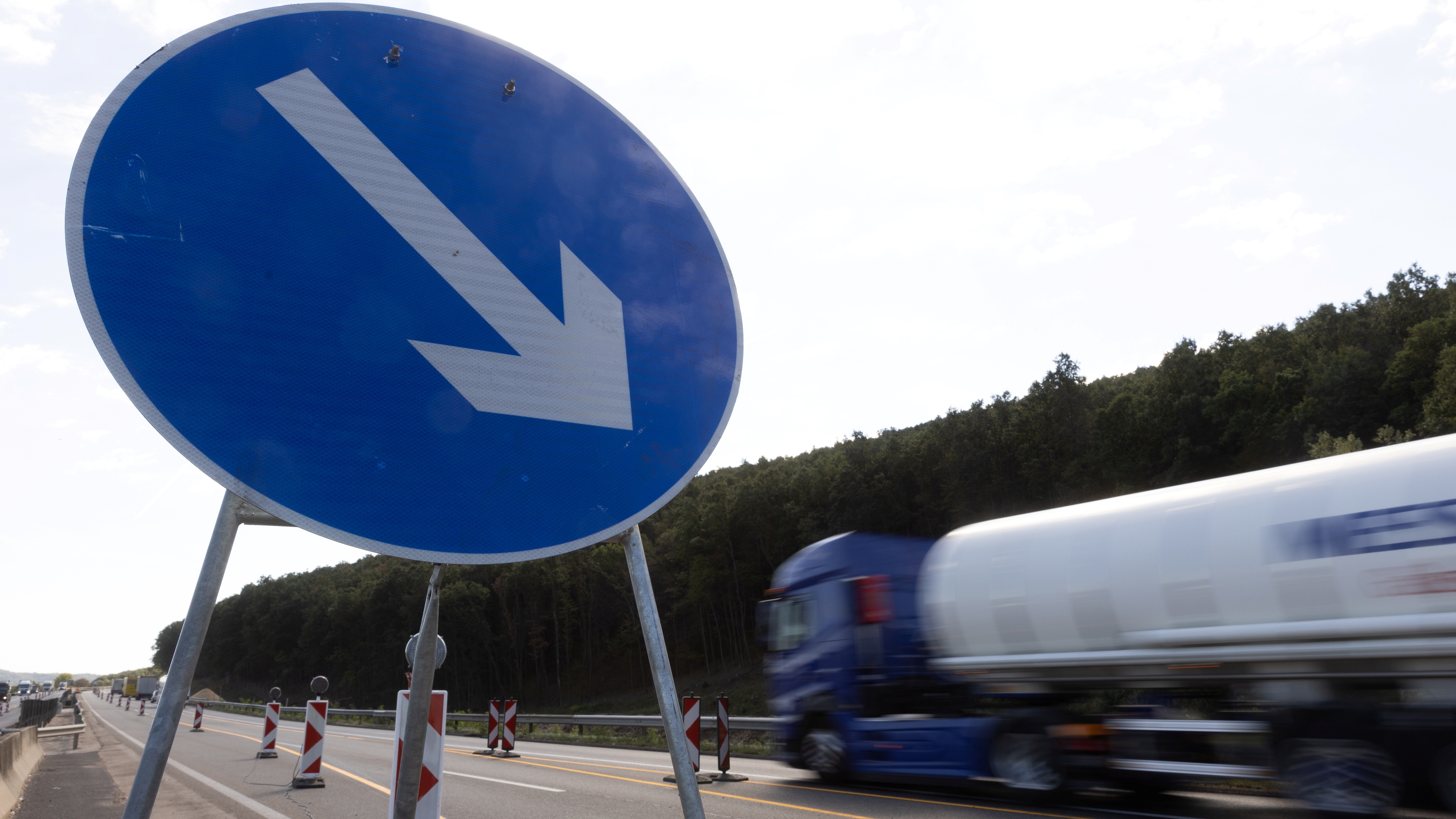 autópályán halad egy kamion