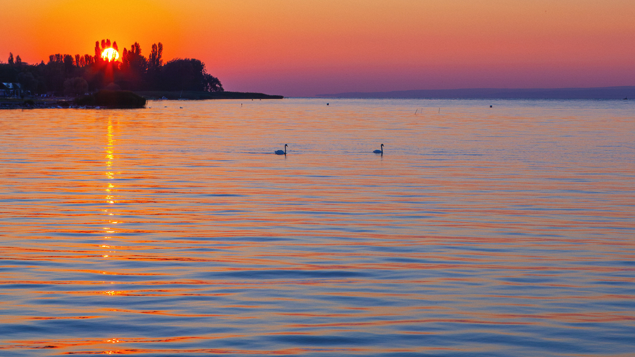 Megmoccant a Balaton