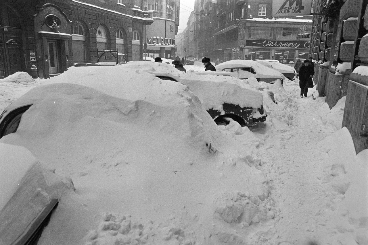 A nagy 1987-es havazás: betemetett autók