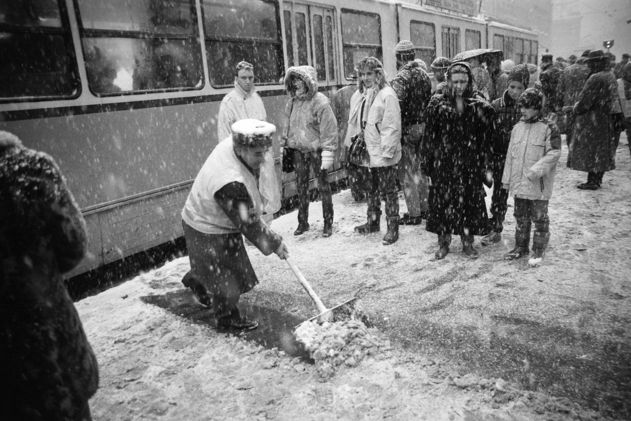 A nagy 1987-es havazás: egy villamosvezető lapátol