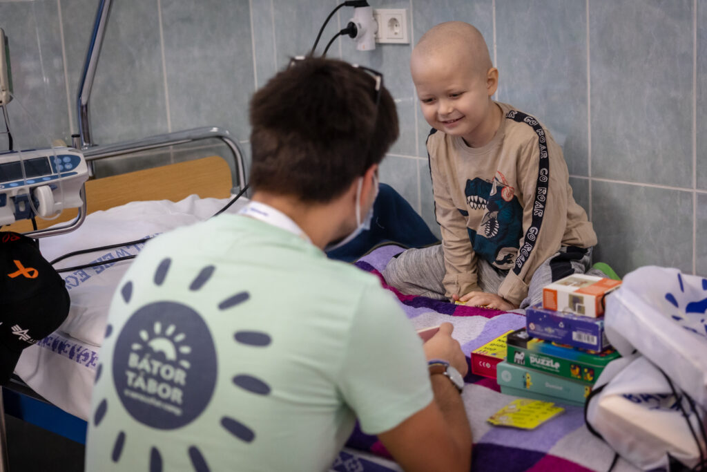 A gyerekeknek mindig különleges nap, mikor a Bátor Tábor önkéntesei meglátogatják őket