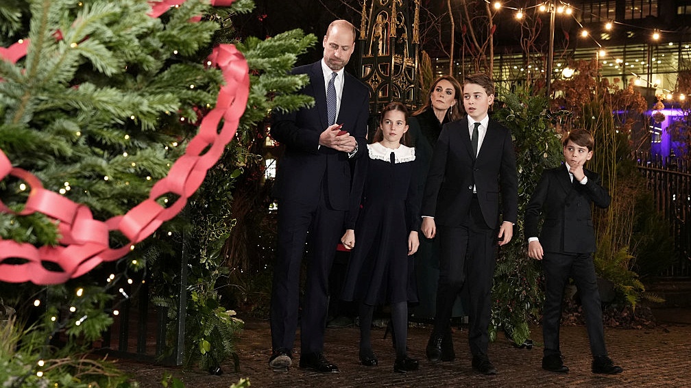 Kate Middleton és Vilmos herceg, valamint Sarolta, György és Lajos egy karácsonyfánál