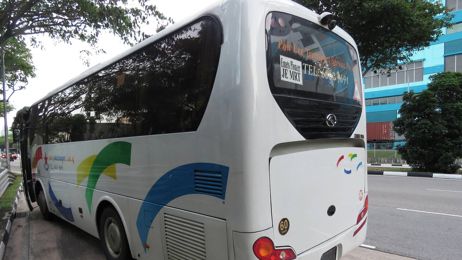 Tömeges bírságolás: „kukucskáló buszokkal” figyelik az autósokat a rendőrök