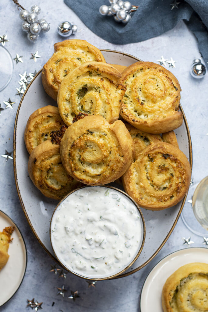 Fokhagymás-sajtos csiga zöldfűszeres tejföllel