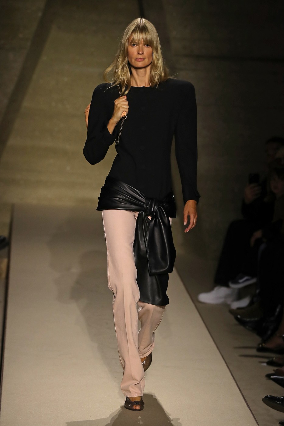 Chloé divatbemutató egyik modellje a kifutón