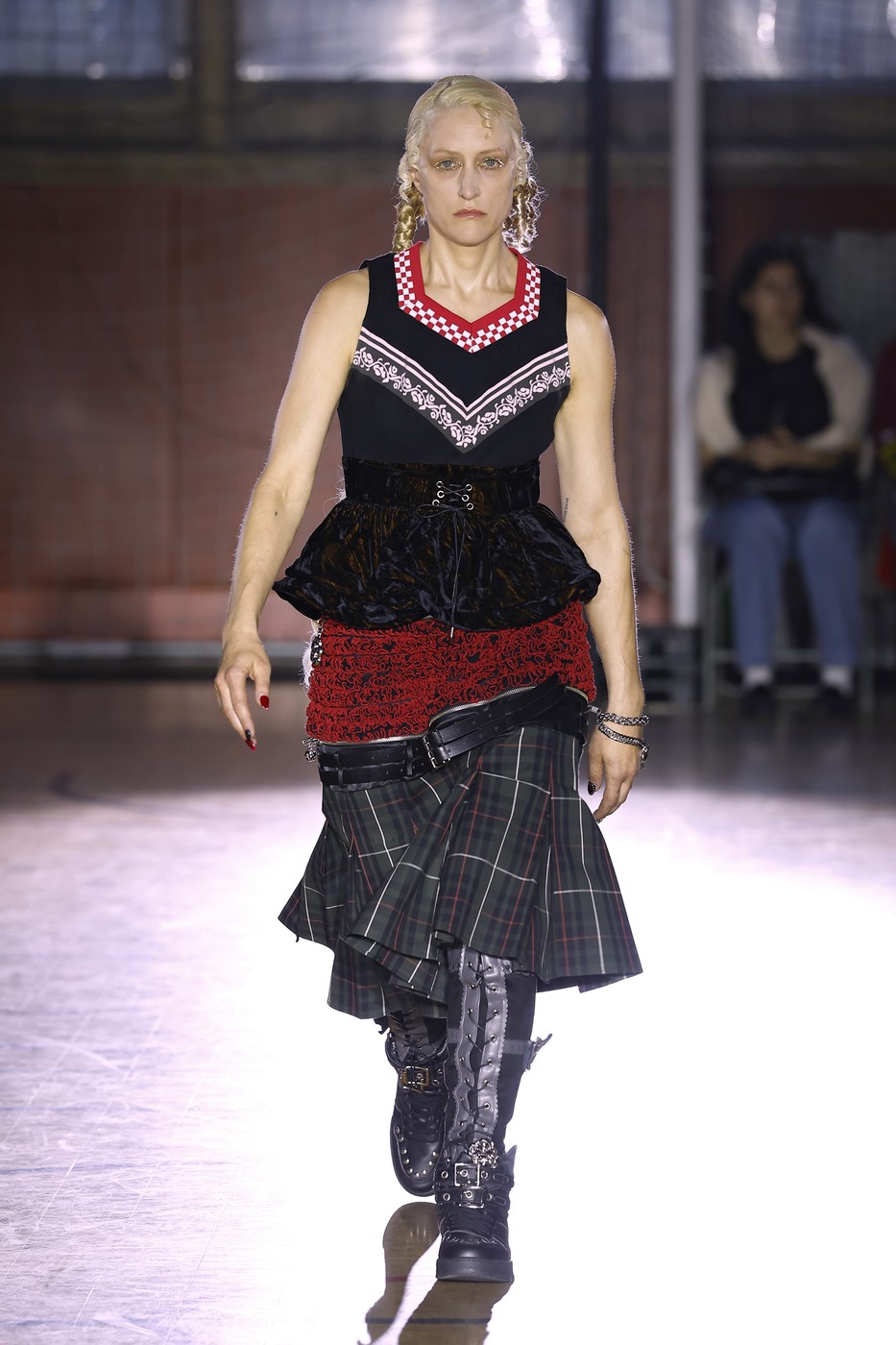 Chopova Lowena divatbemutató egyik modellje a kifutón