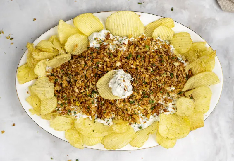 Csemegeuborkás sült hagymás mártogatós