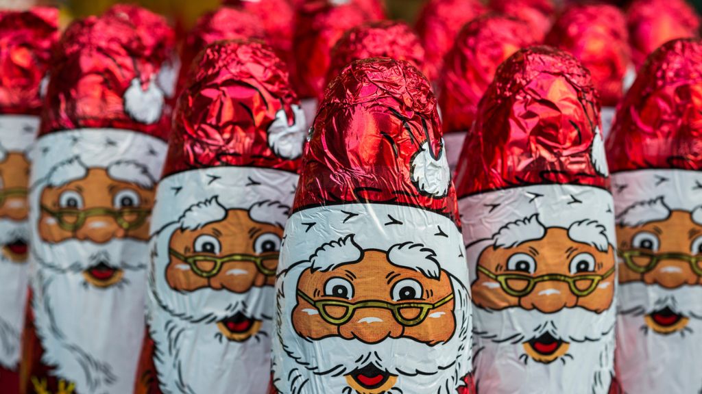 Csokimikulások piros sapkával fehér szakállal meglepődött arccal