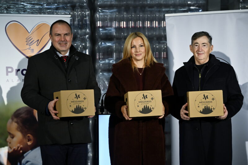 Kardos István, a Magyar Vöröskereszt fõigazgatója, Várkonyi Andrea kuratórium elnök és Mészáros Lõrinc, a cégcsoport tulajdonosa (b-j) a Mészáros Csoport karitatív tevékenységét koordináló Pro Filii Alapítvány jótékonysági rendezvényén a Bicske-M1 Ipari Parkban 2025. december 5-én. Idén is 10 ezer nélkülözõ családnak nyújt támogatást a Pro Filii Alapítvány. A szervezet ezúttal is több mint 100 millió forint értékû, közel 50 tonna összsúlyú élelmiszer-adományt juttat el a rászorulóknak a Magyar Vöröskereszt segítségével.MTI/Hegedüs Róbert