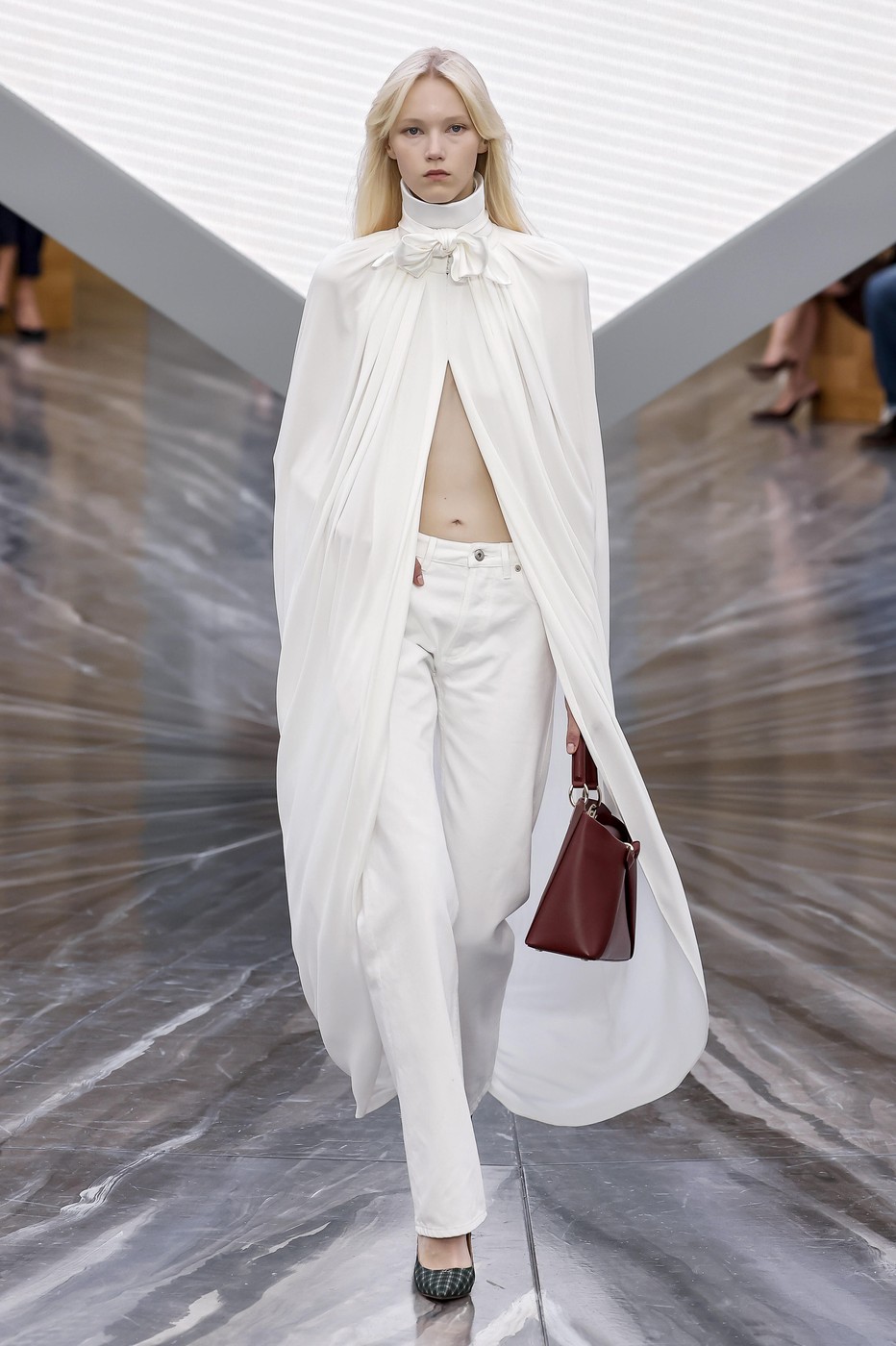 Christian Dior divatbemutató egyik modellje a kifutón