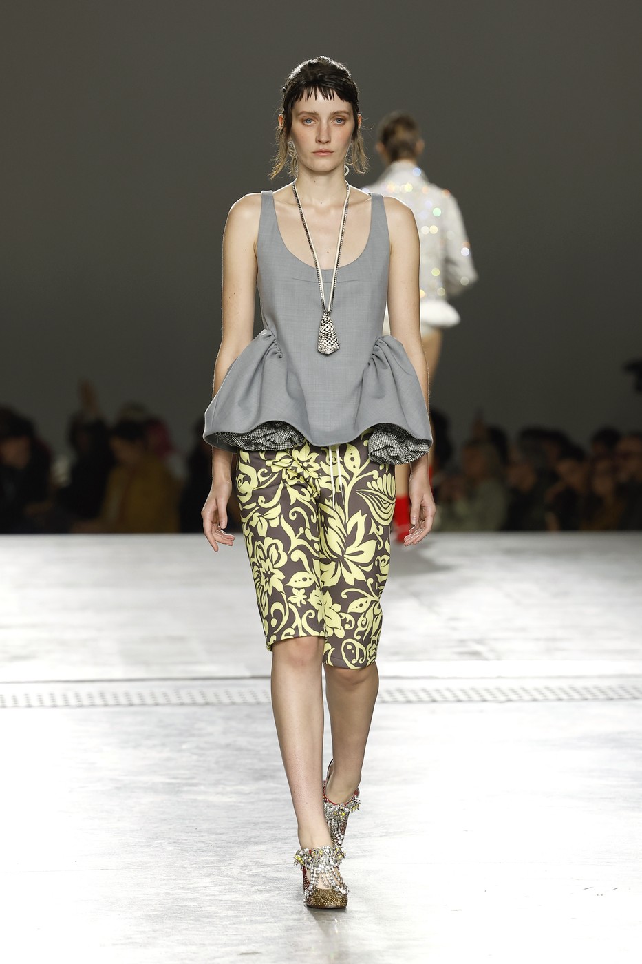 Dries van Noten divatbemutató egyik modellje a kifutón