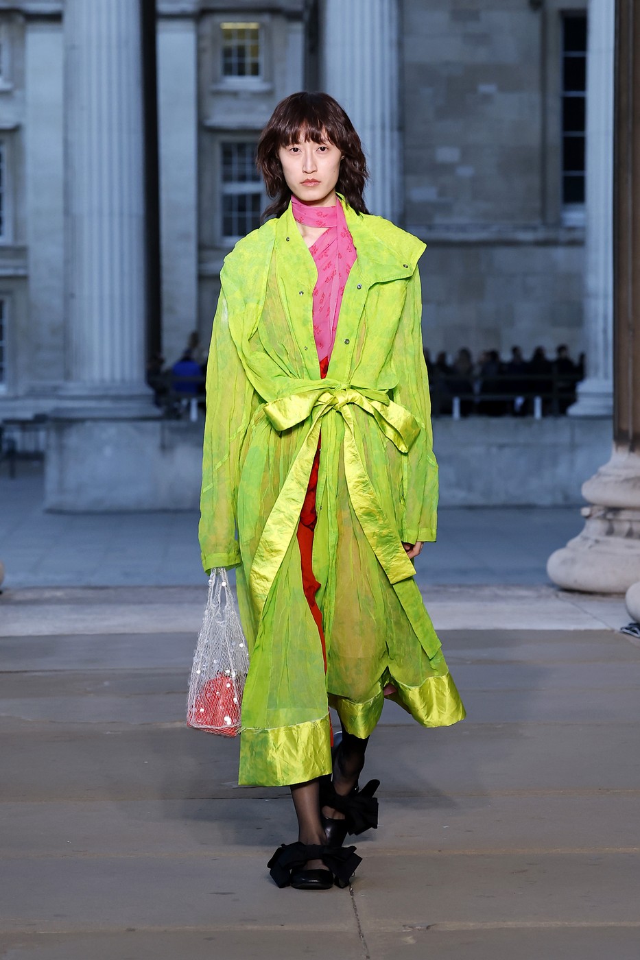 Erdem divatbemutató egyik modellje a kifutón