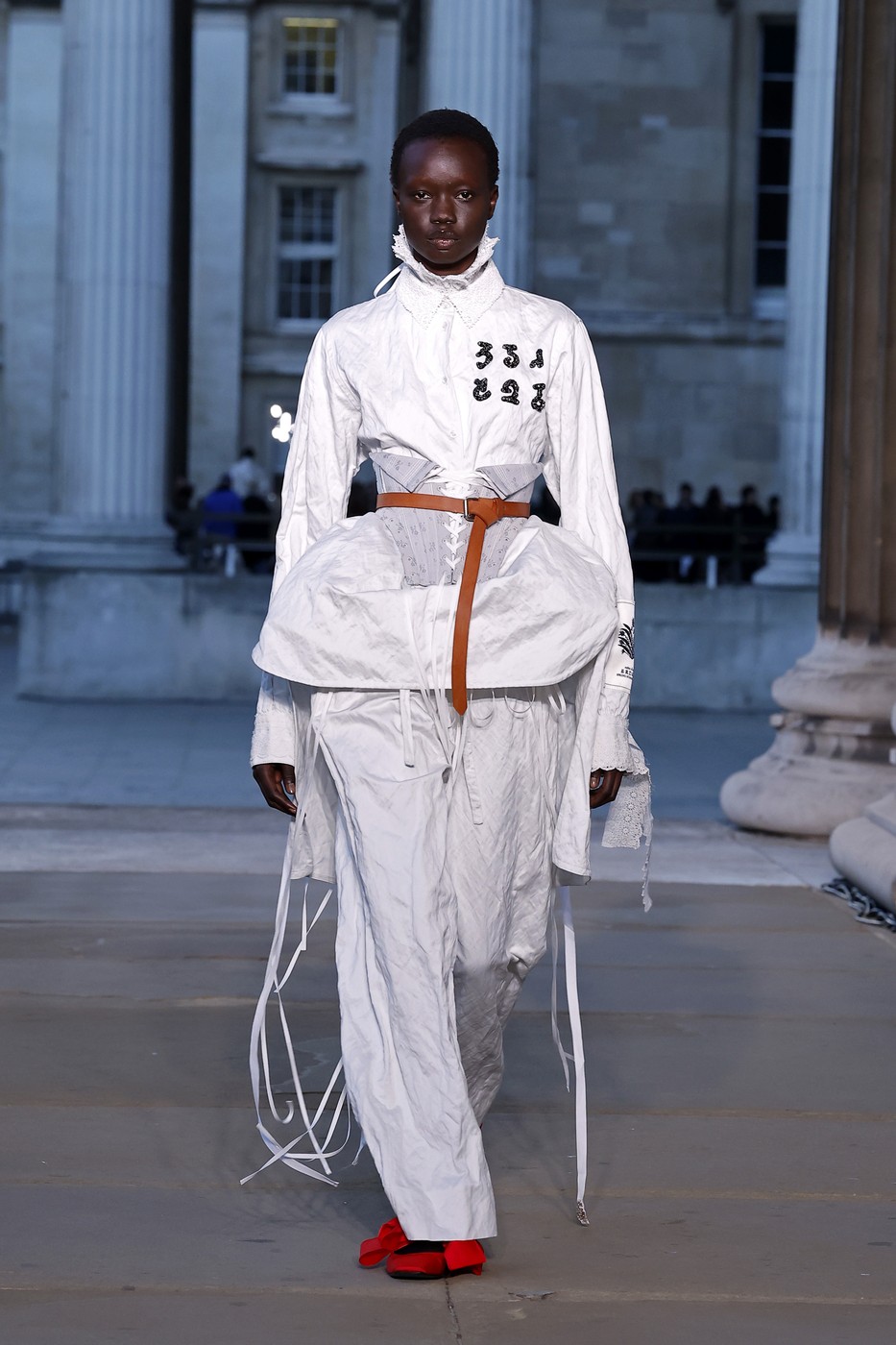 Erdem divatbemutató egyik modellje a kifutón