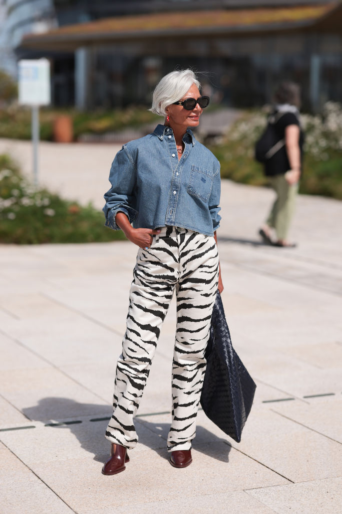 Farmert viselő nő az utcán