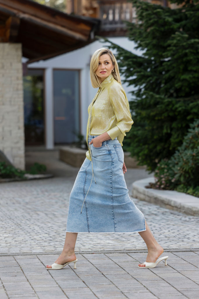 Farmert viselő nő az utcán