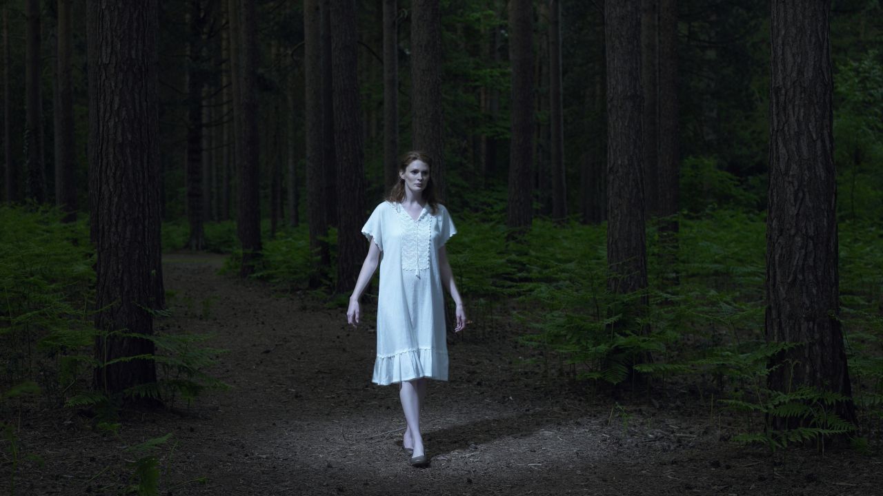 Fehér ruhás nő az erdőben