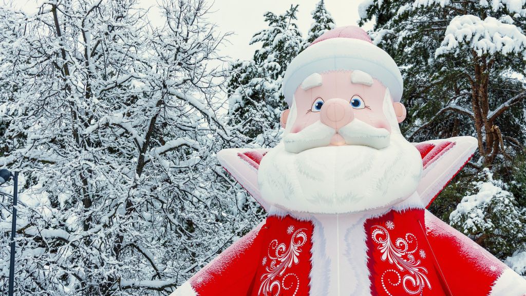 Felfújható Mikulás figura havas téli táj előtt 