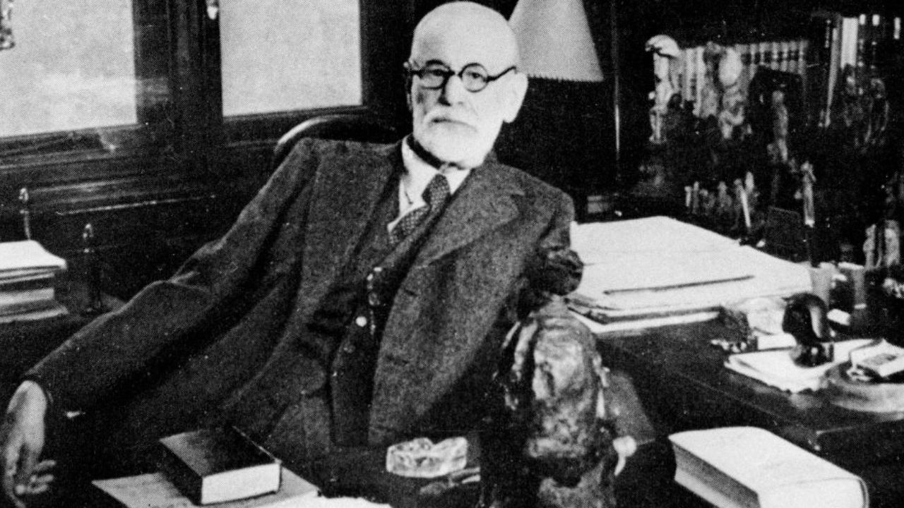 Freud: „Ha két ember mindenben egyetért, az egyikük a másik helyett gondolkodik” – ezért üt ma is ez a mondat