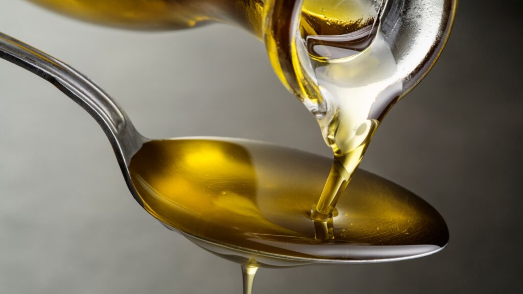 Olajat öntenek a kanálba.