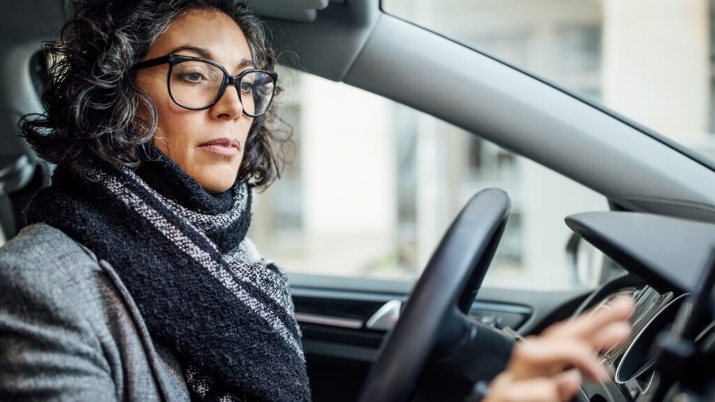 Nő ül a volán mögött.