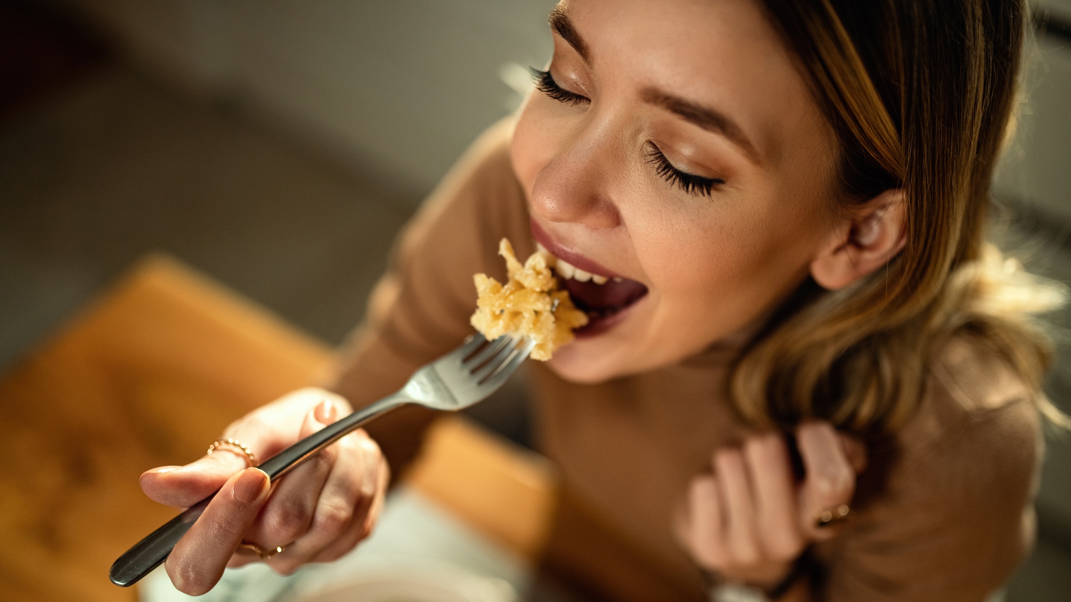 Fiatal nő vacsorázik