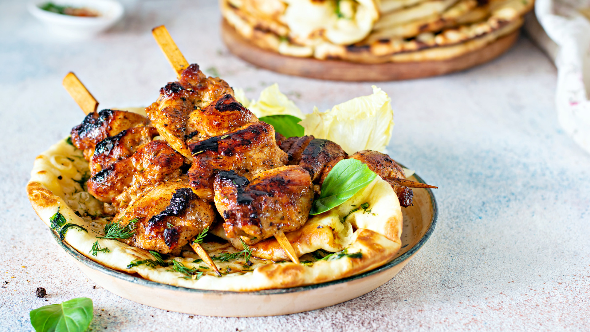 Grillezett csirkecsíkok joghurtos salátával