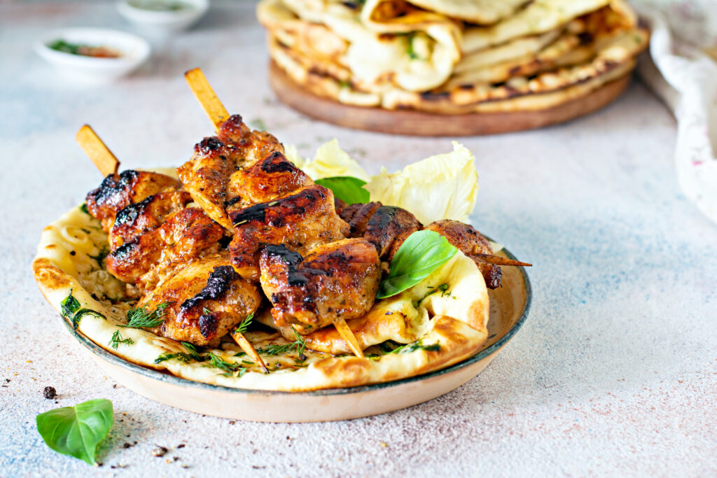 Grillezett csirkecsíkok joghurtos salátával