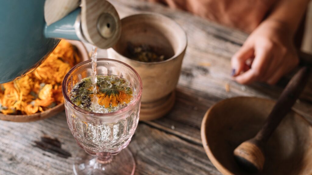 Gyógynövényből készül a tea.