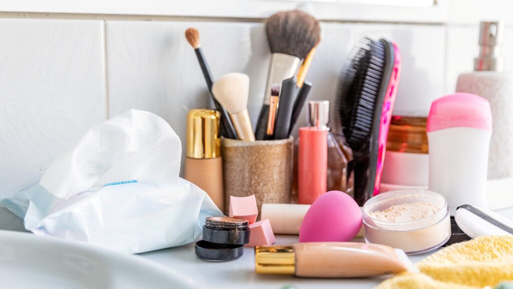 Rendetlenség a fürdőszobában.