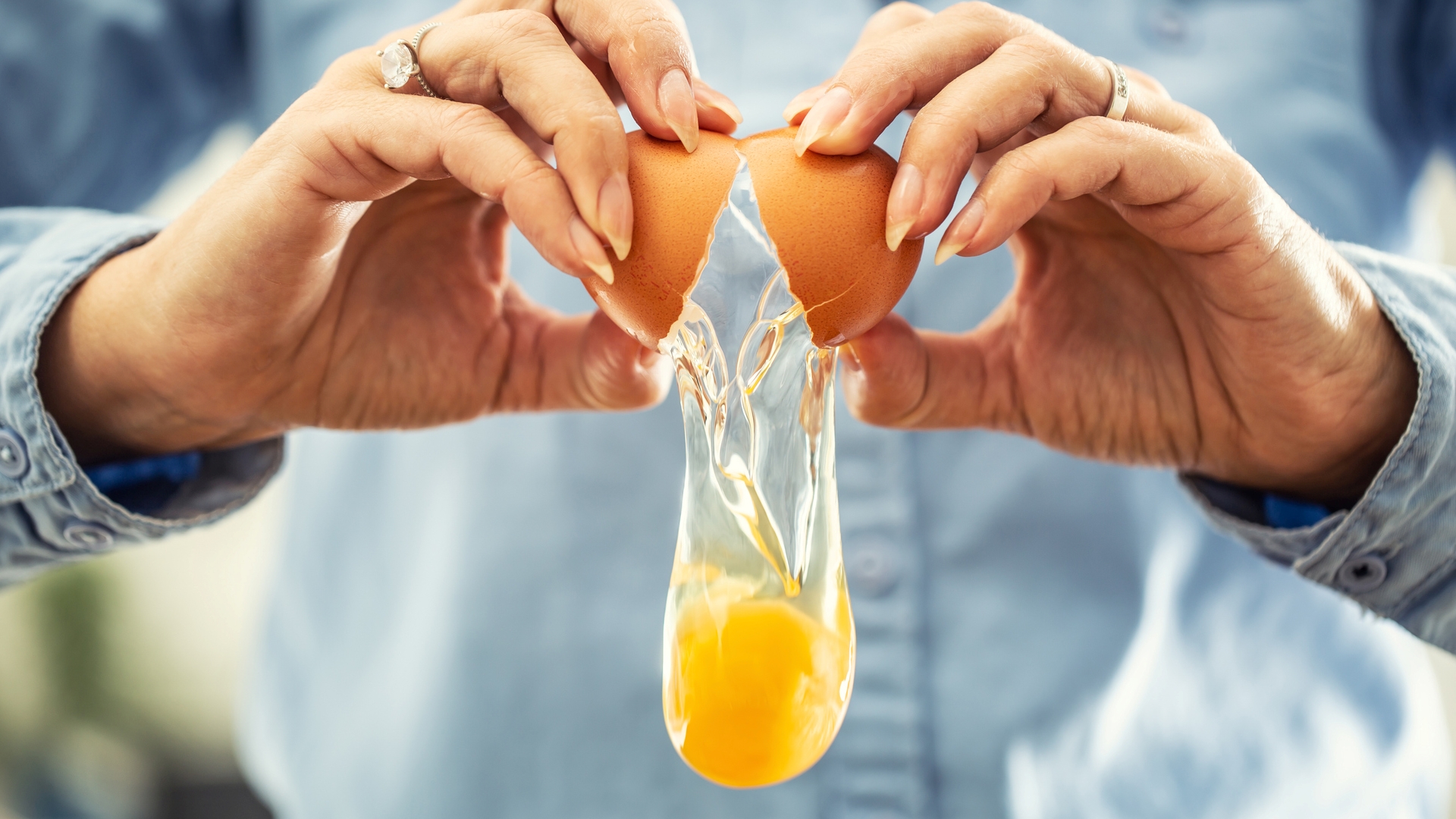 Egy nő tojást tör fel.