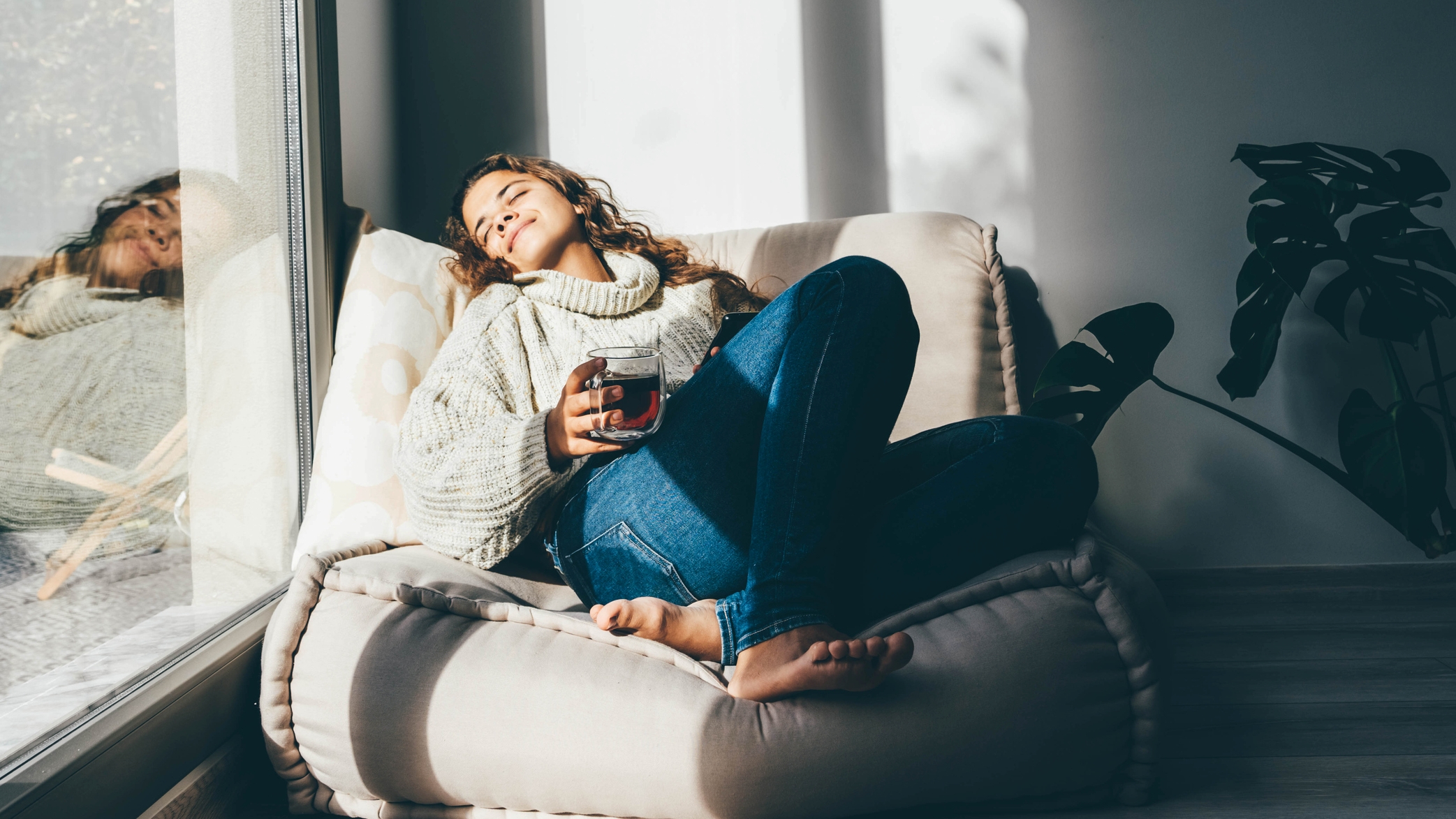 Nő pihen egy fotelben.