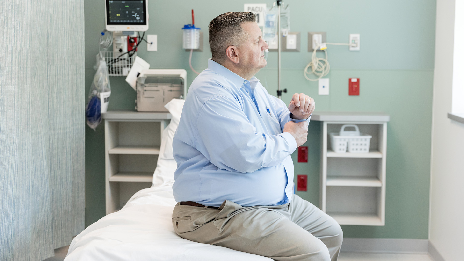 Túlsúlyos férfi egy rendelőben