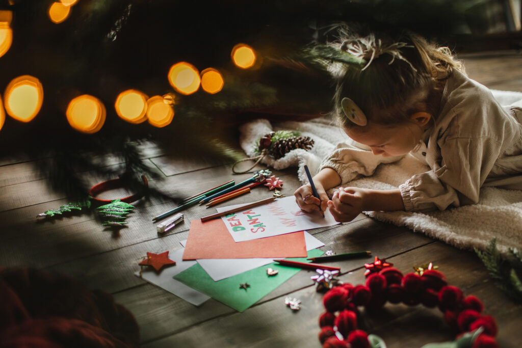 Kívánságlistát ír a mikulásnak egy kislány