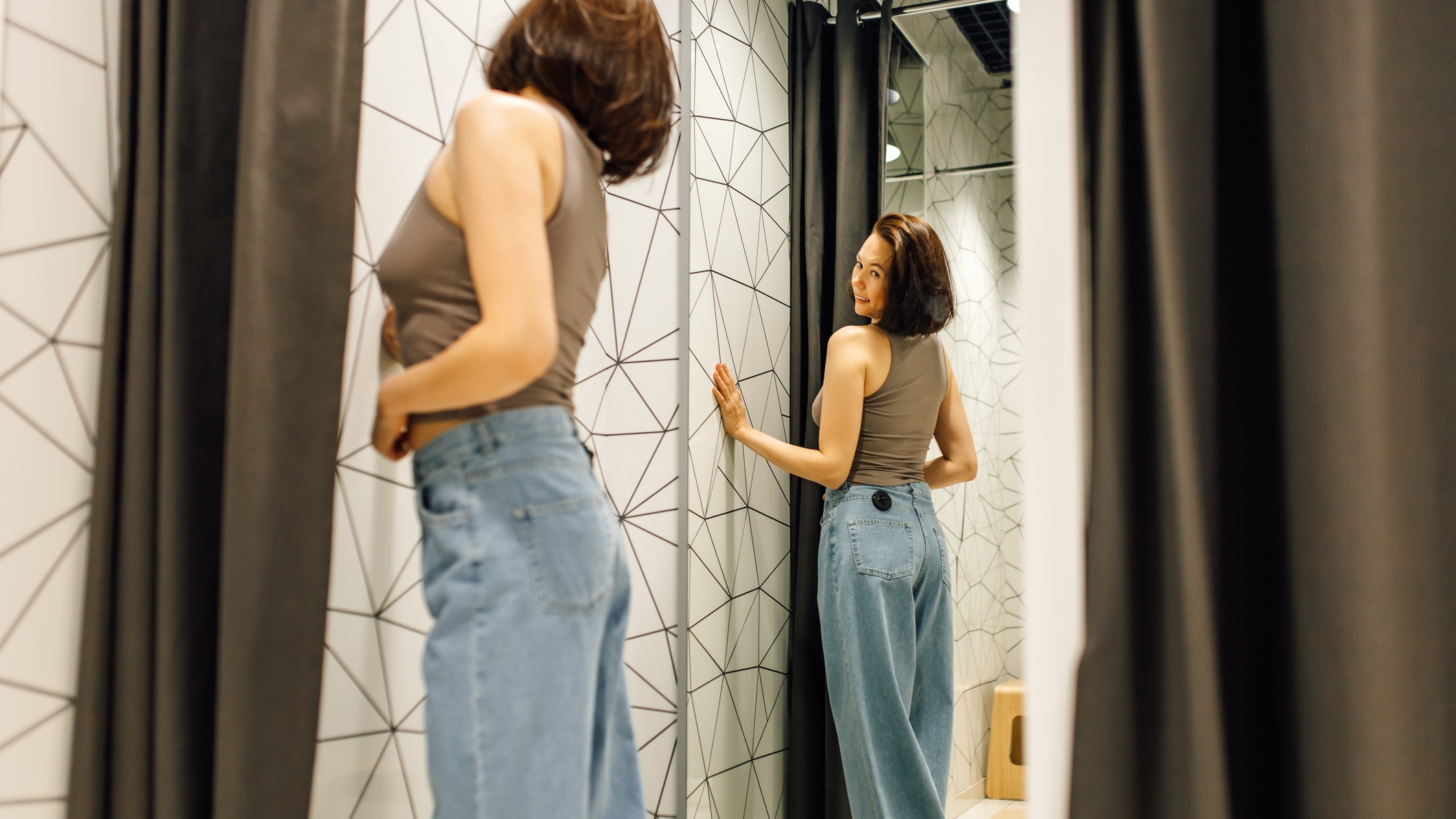 Nő farmert próbál