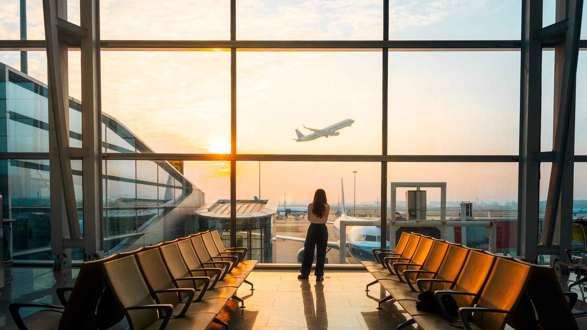 Változás a reptereken: aki nem utazik, az is átmehet a biztonsági kapun