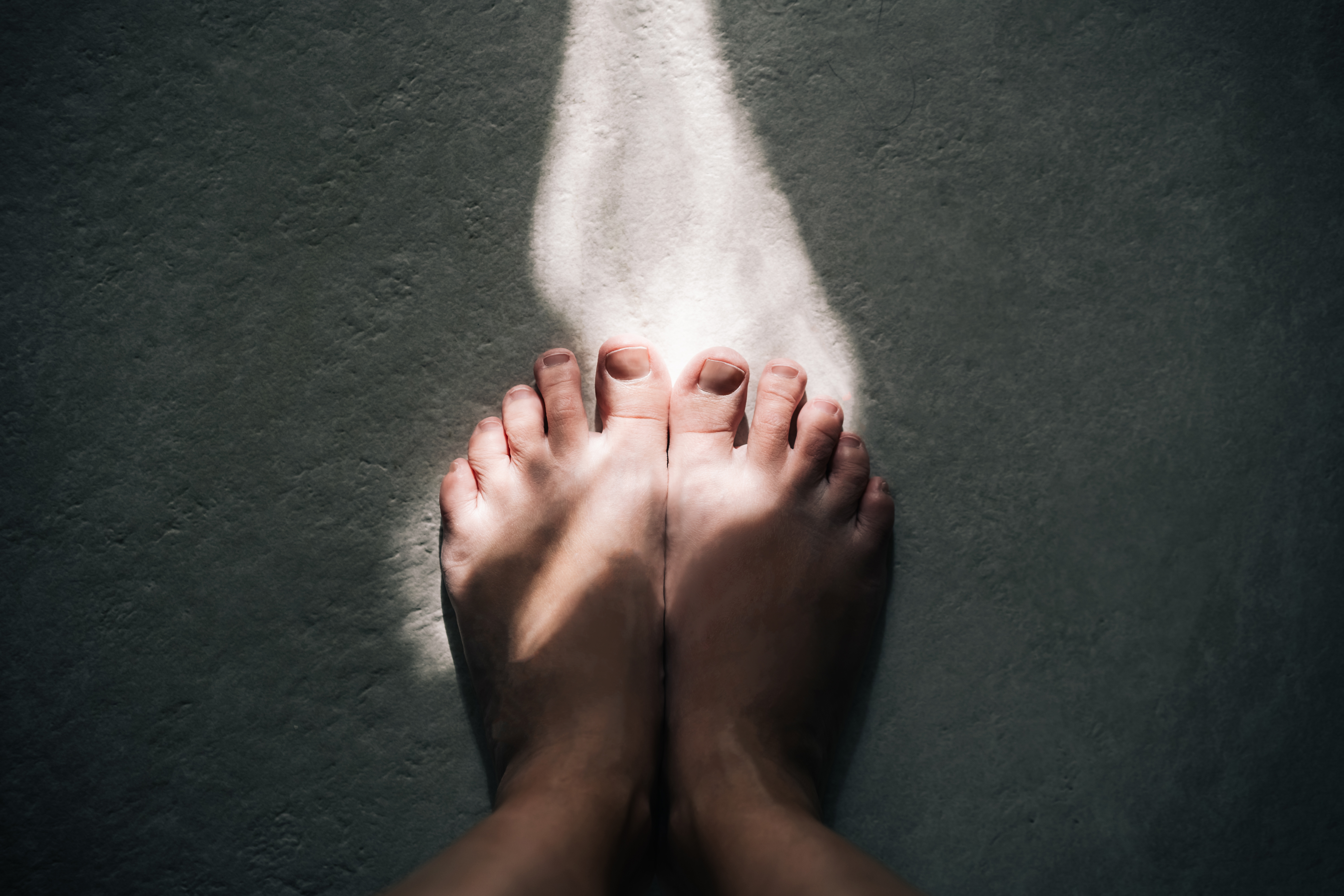 Két lábfej egy fénycsíkban