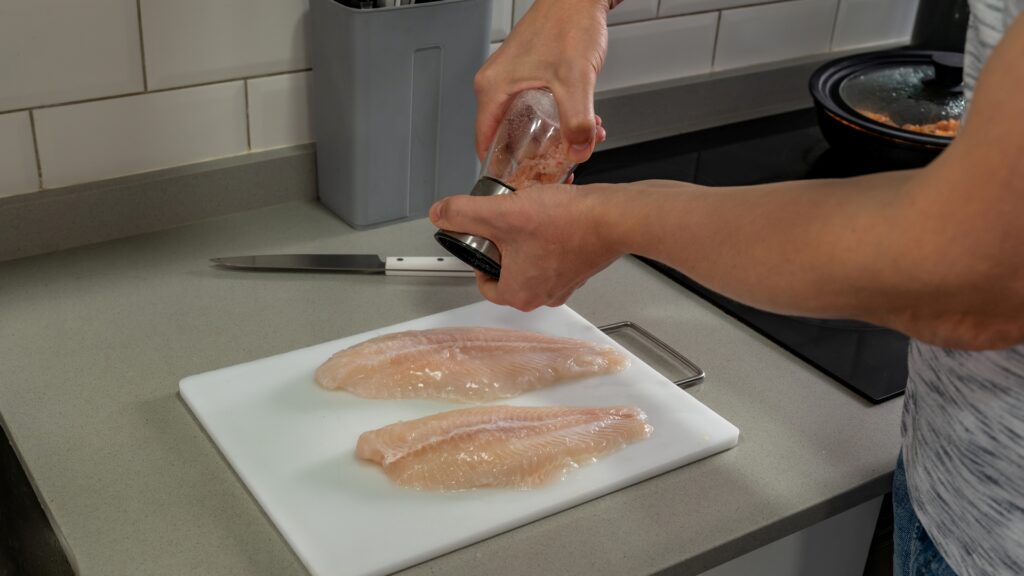 Hal elkészítése a konyhában.