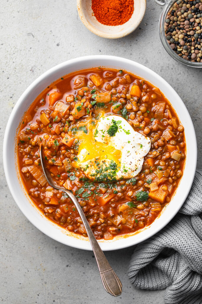 Fűszeres lencse-ragu tükörtojással