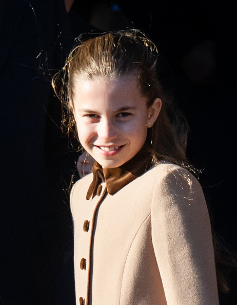 Mini Erzsébet vagy inkább Vilmos lánya? Megosztotta az internetet Sarolta hercegnő karácsonyi megjelenése