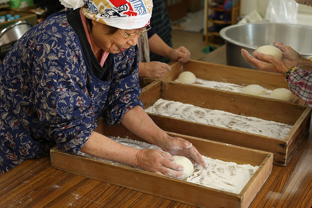 Japán tészta készül Újévkor