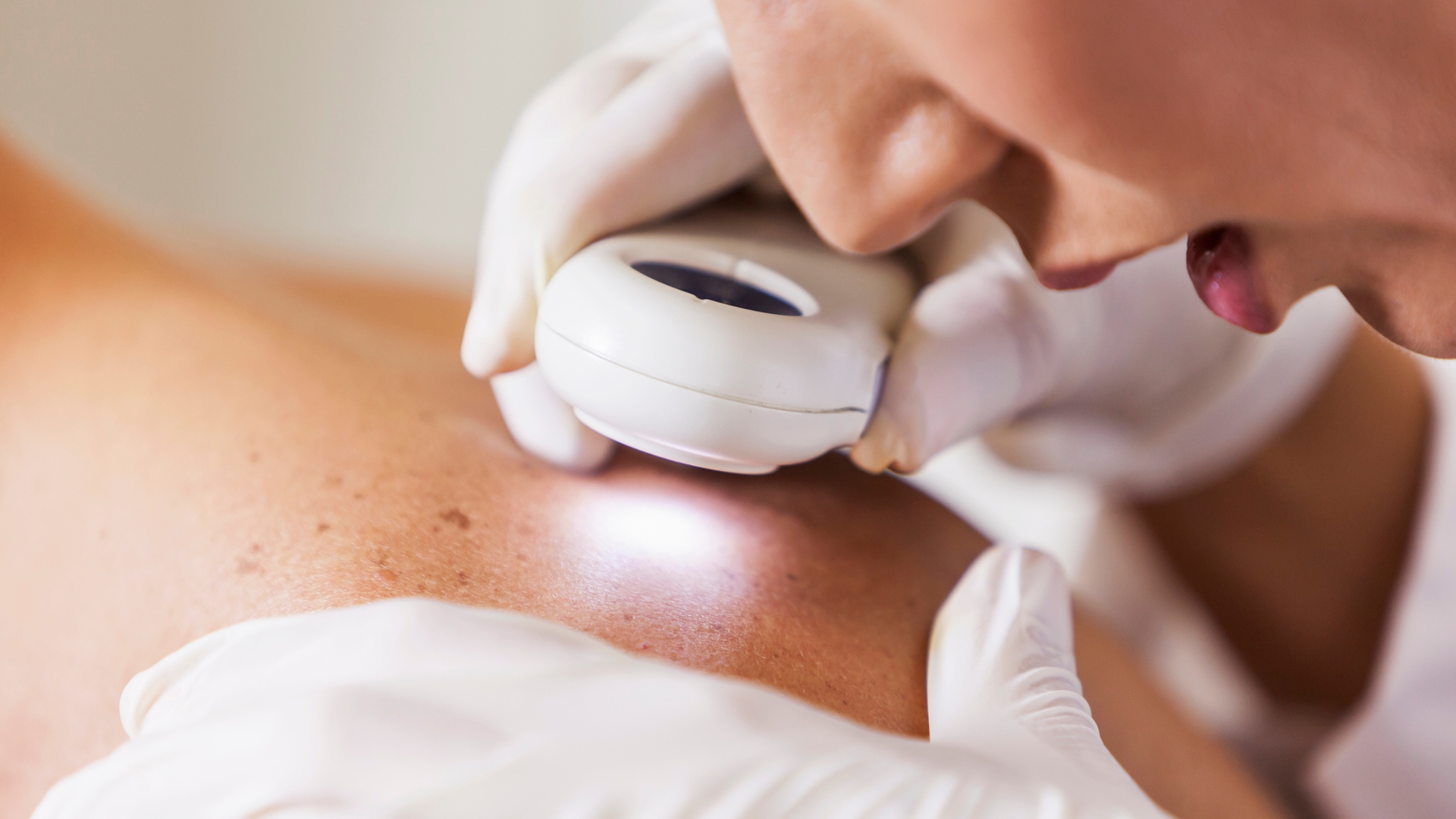 Orvos vizsgálja a betegét.