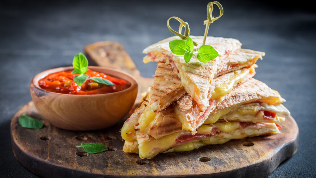 Sonkás-sajtos quesadilla serpenyőben