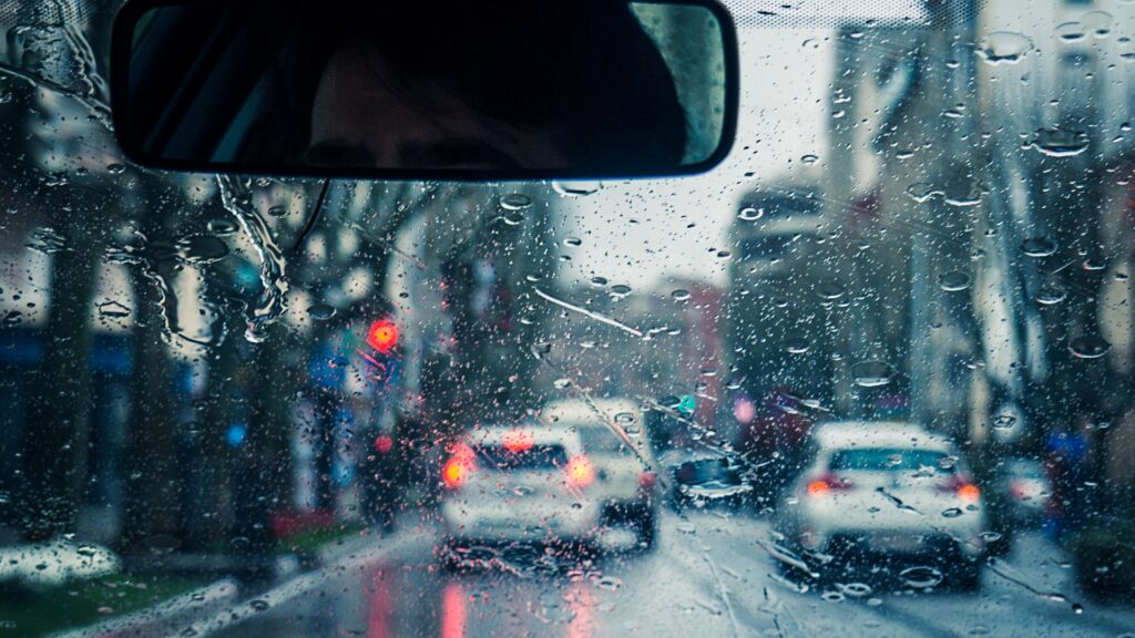 Esőben vezet egy nő.