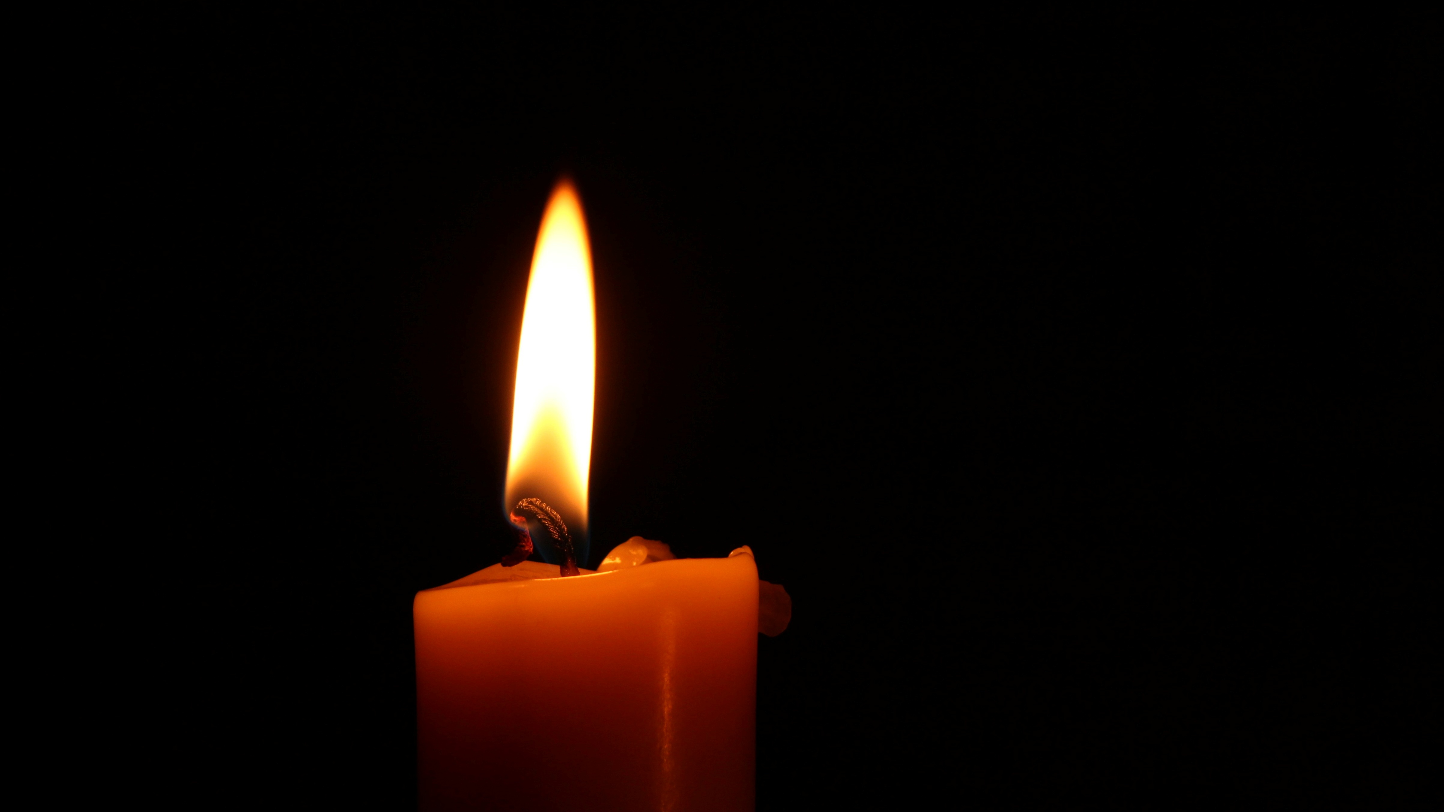 Égő gyertya