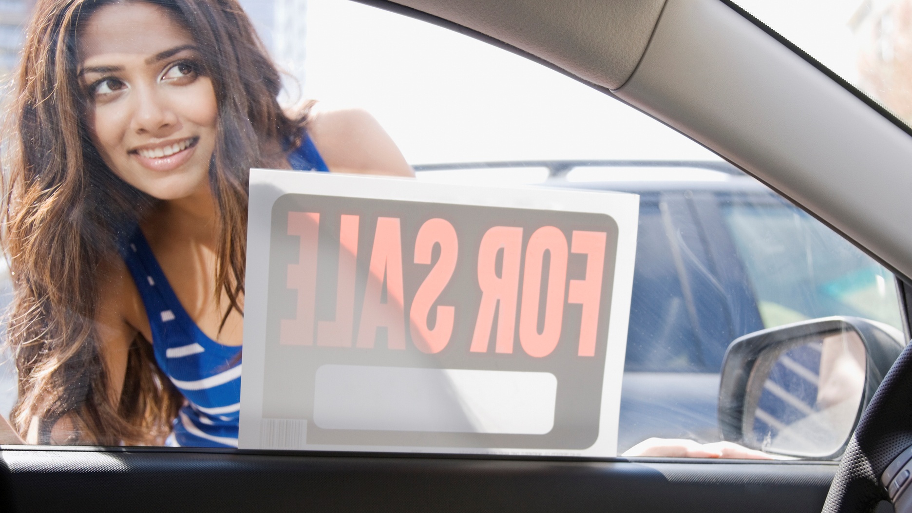 Használtautót néz egy nő