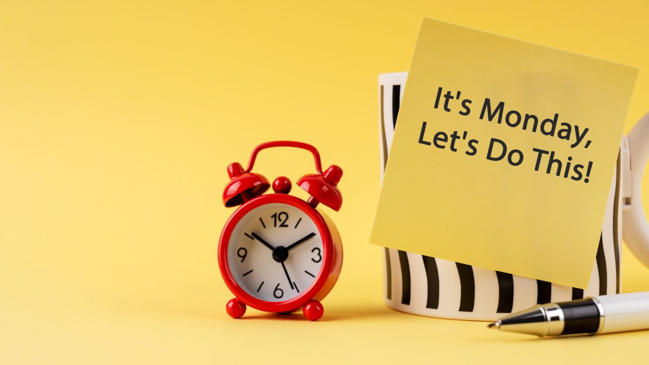 Hétfői üzenet bögrével és vekkerrel